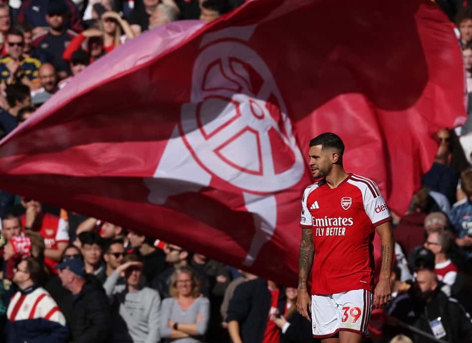 ArBruno Guimarães com a torcida dos Gunners - (Foto: Adrian Dennis / AFP)