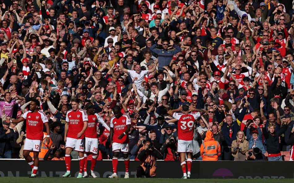 Bruno Guimarães marca, Arsenal vira sobre o Leeds e encosta no Manchester City