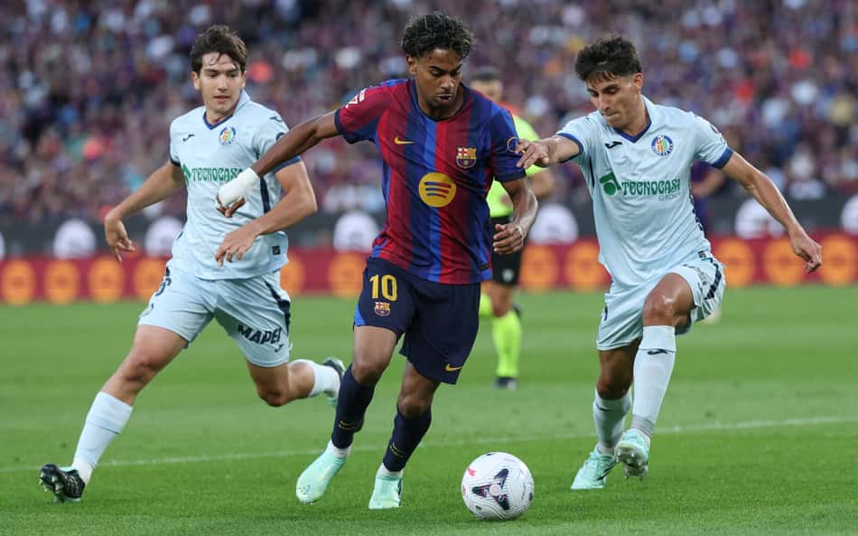 Lamine Yamal atuando com a camisa do Barcelona na temporada 26/27 -(Foto: Lluis GENE / AFP)