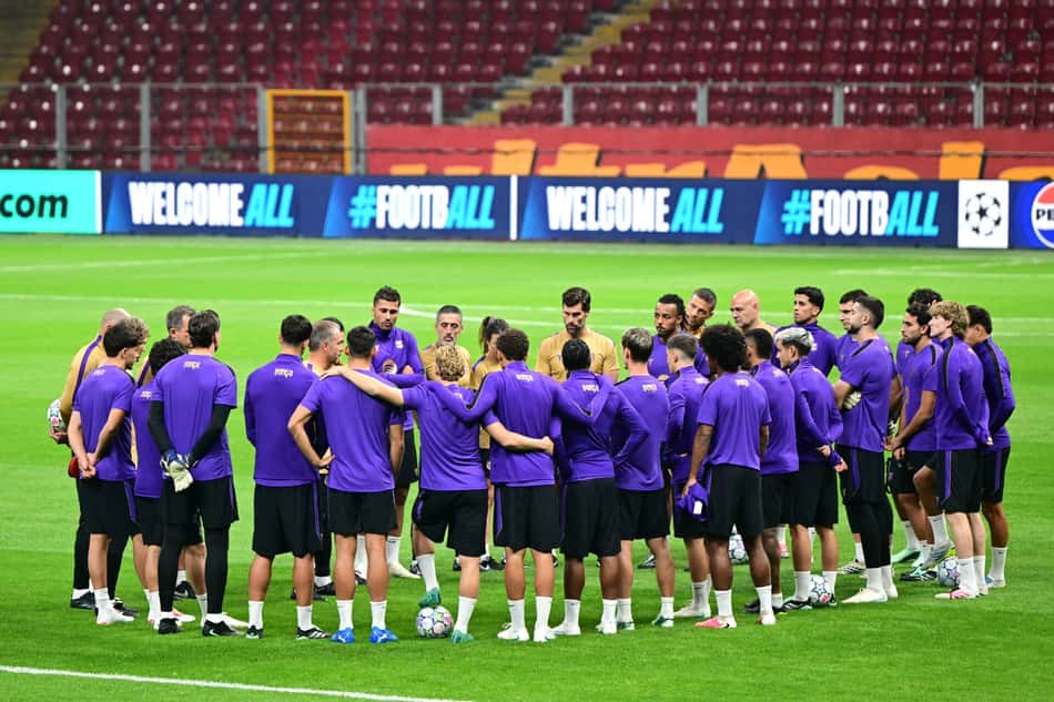 Equipe do Barcelona reunida no treinamento - (Foto: YASIN AKGUL / AFP)