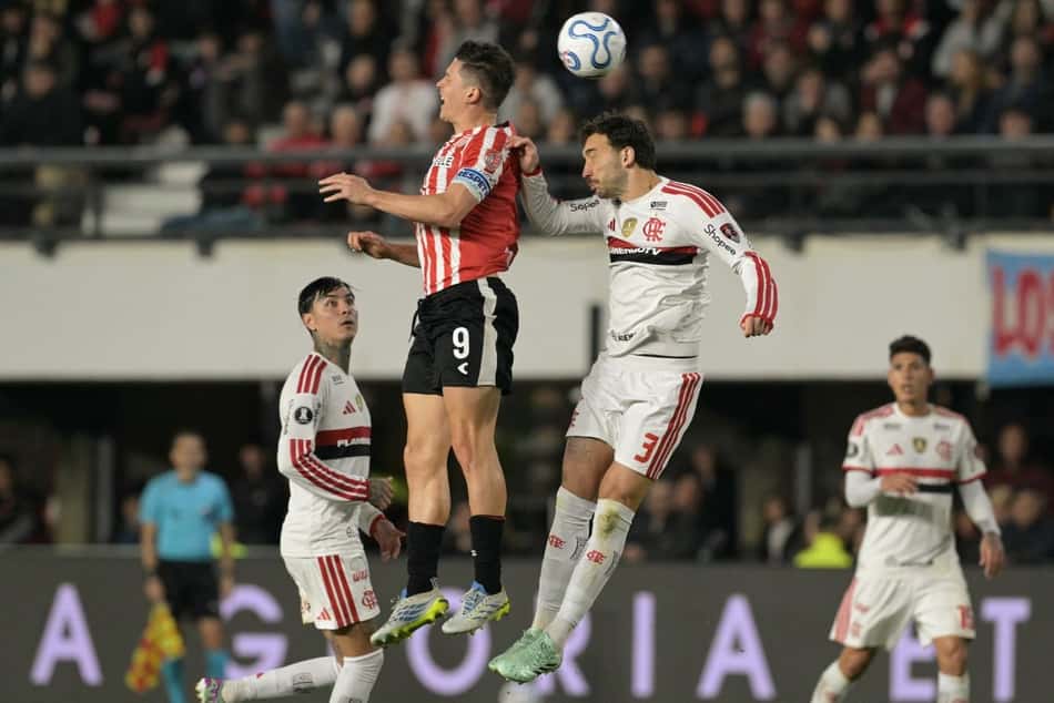 Léo Ortiz, do Flamengo, disputa no alto com Guido Carrillo, do Estudiantes
