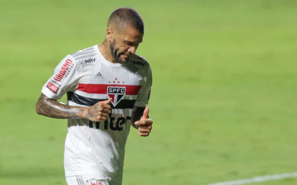 Daniel Alves tem fazenda e carro penhorados por dívida de R$ 7,7 mi