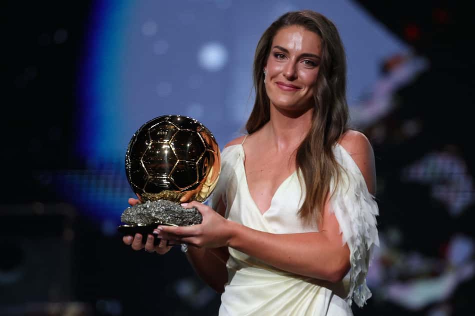 Alexia Putellas segura Ballon d'Or dourado em palco