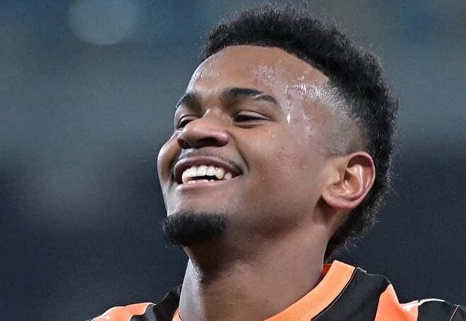 Alisson Santana com a camisa do Shakhtar