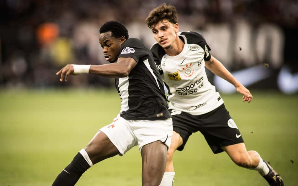 Andrés Gómez em lance com Bidon em Corinthians x Vasco