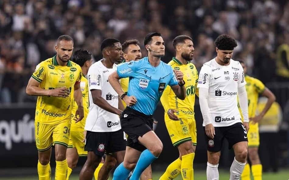 Árbitro de azul em Corinthians x Mirassol