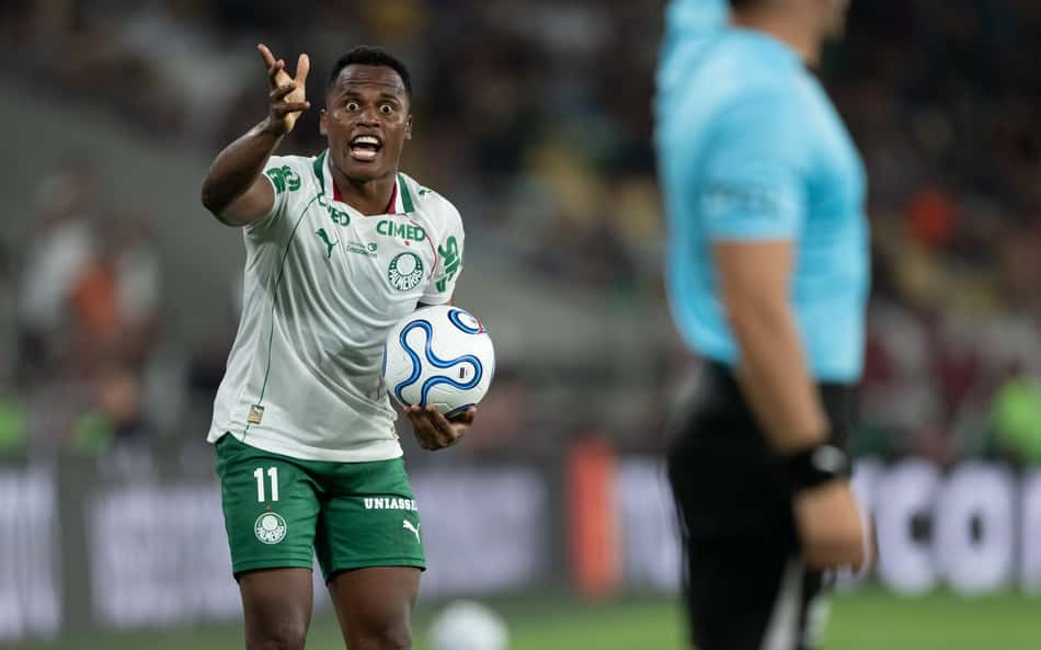 Arias reclamando com a camisa do Palmeiras