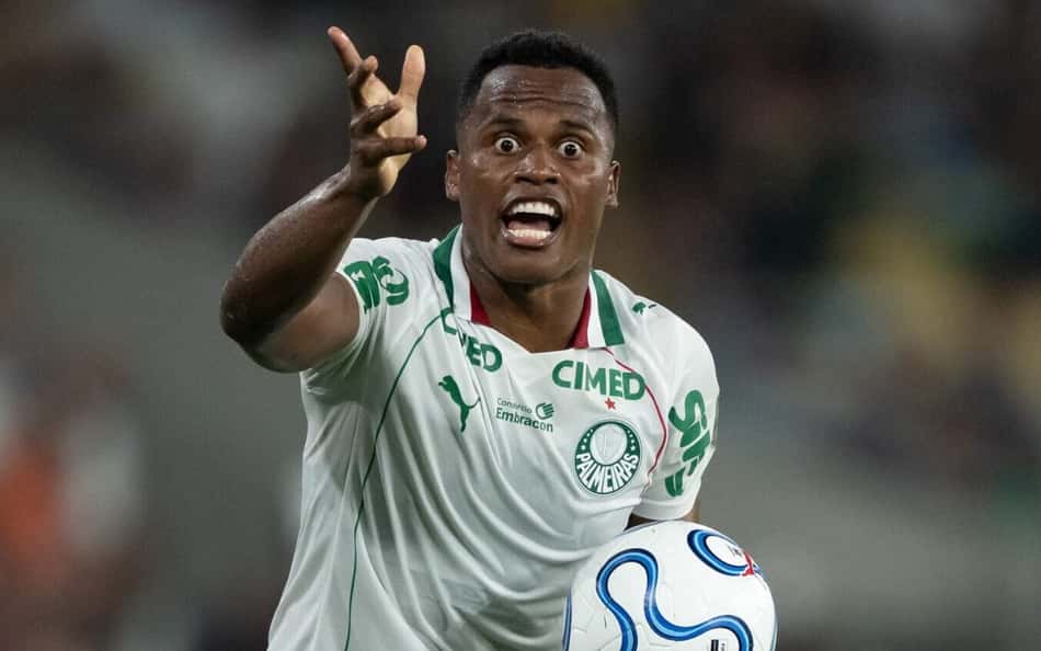 Arias reclamando com a camisa do Palmeiras