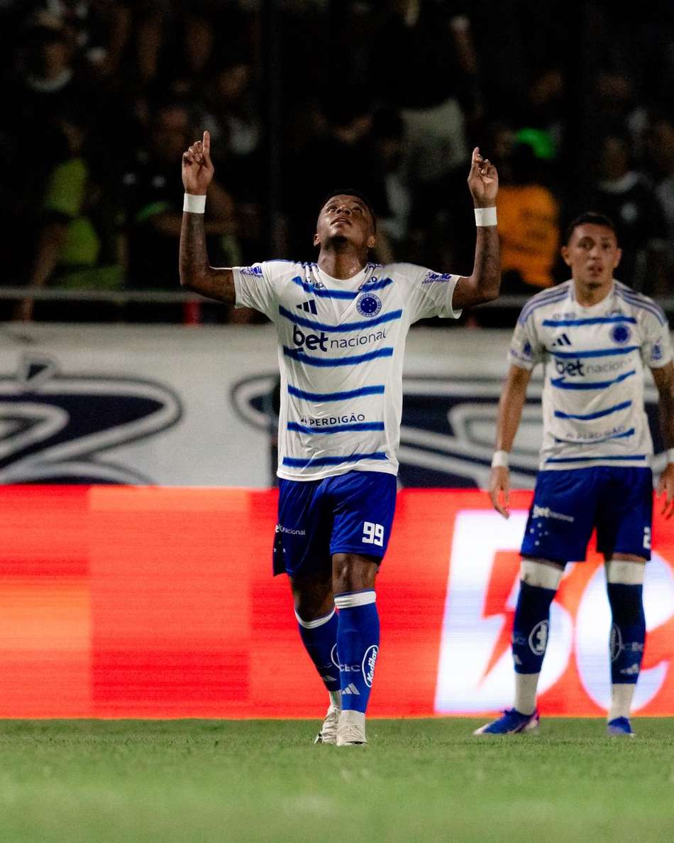 Arroyo, do Cruzeiro, em comemorando com as mãos erguidas