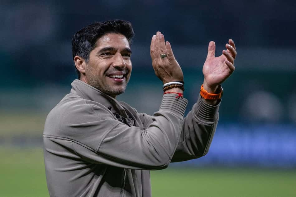 Abel Ferreira, treinador do Palmeiras, aplaudindo no campo.