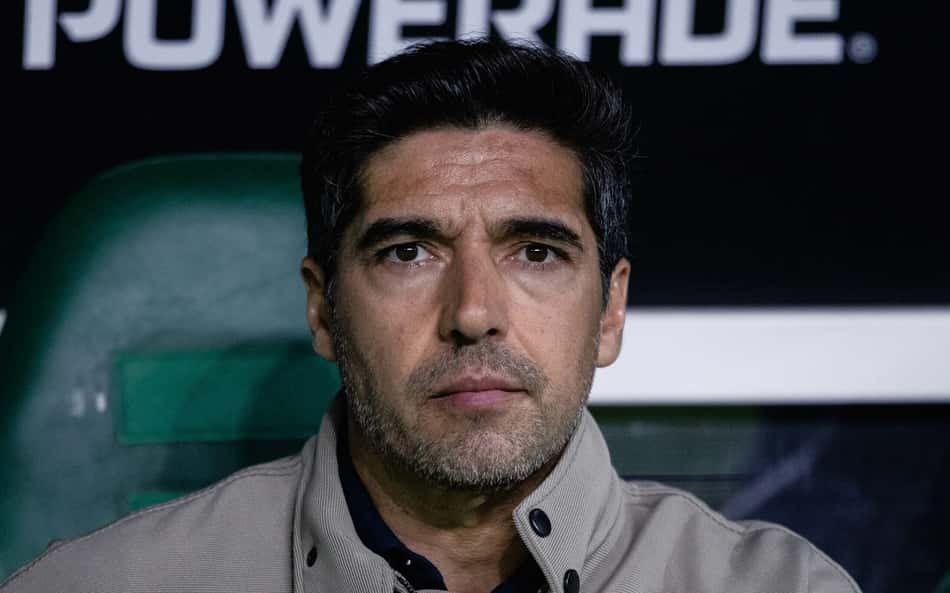 Abel Ferreira, técnico do Palmeiras, sentado no banco, expressão séria.
