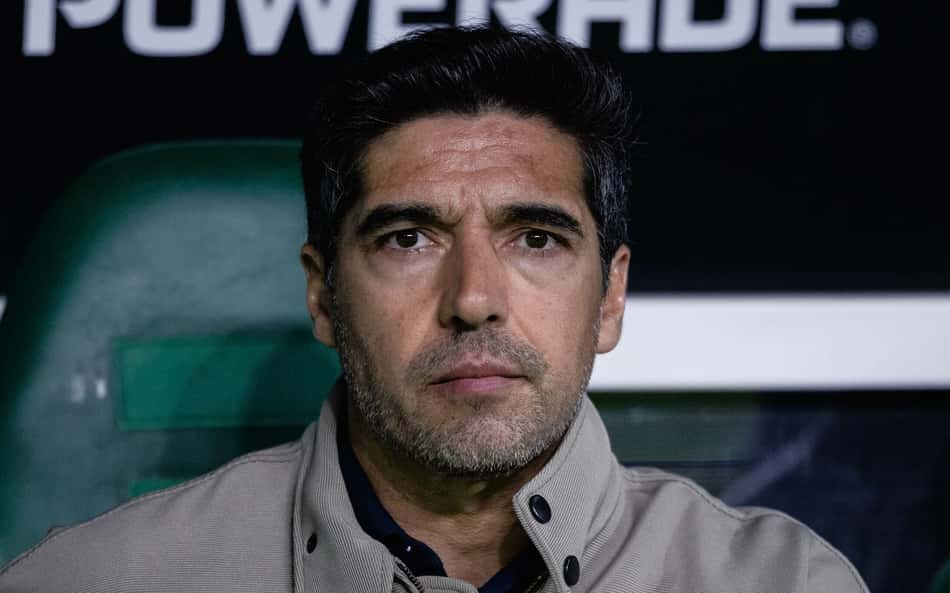 Abel Ferreira, técnico do Palmeiras, sentado no banco, expressão séria.
