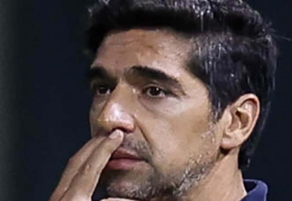 Abel Ferreira, técnico do Palmeiras, em campo, pensativo.