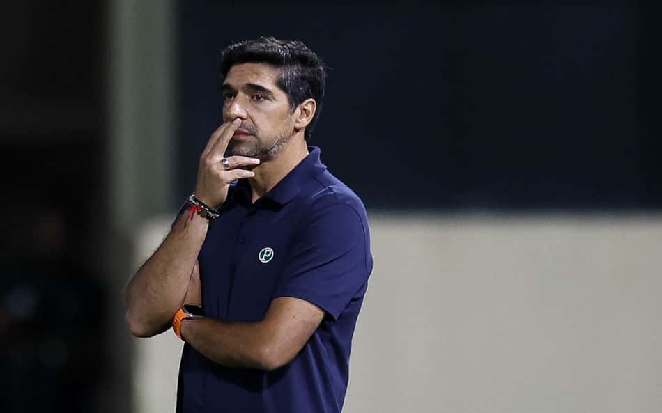 Abel Ferreira, técnico do Palmeiras, em campo, pensativo.