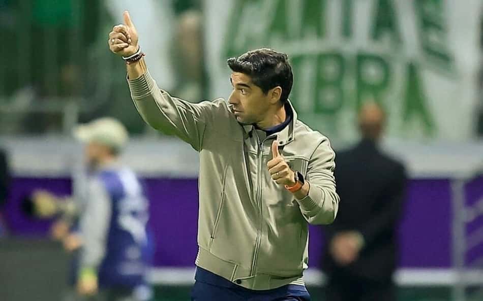 Abel Ferreira na beira do campo na partida do Palmeiras contra o Fluminense, no Nubank Parque