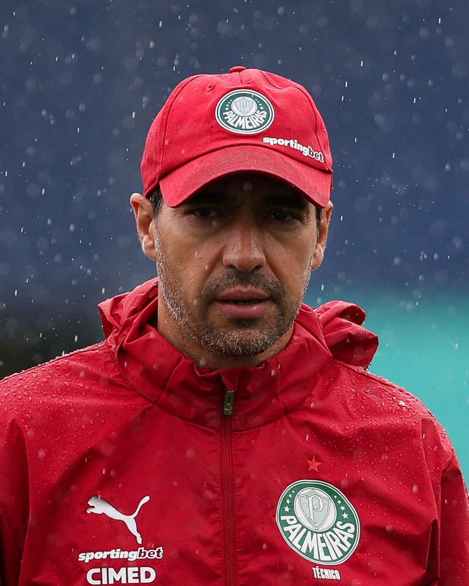 Abel Ferreira em treino do Palmeiras na chuva