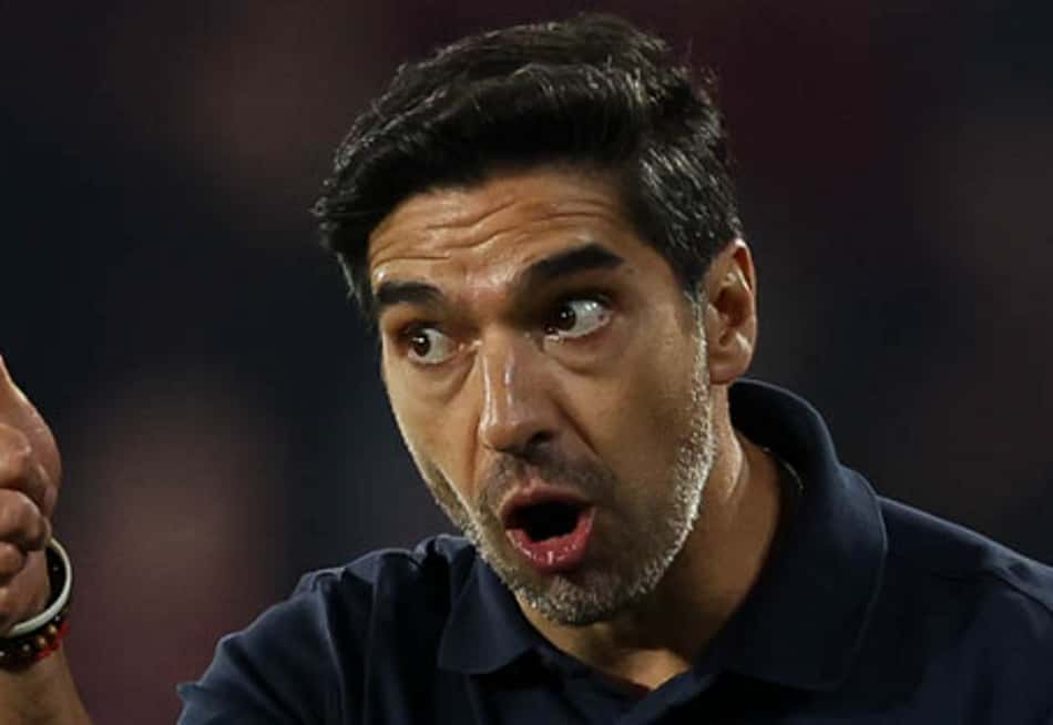 Abel Ferreira gesticula em campo durante a vitória do Palmeiras sobre o Athletico.