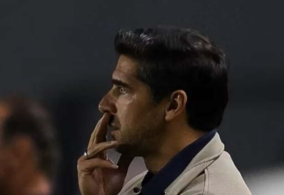 Abel Ferreira, técnico do Palmeiras, observa o empate entre Palmeiras e Santos.
