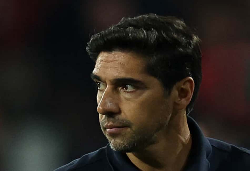 Técnico do Palmeiras observa a vitória sobre o Athletico.
