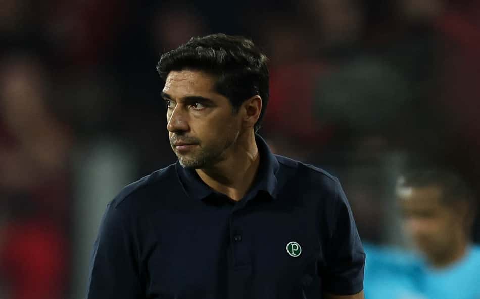 Técnico do Palmeiras observa a vitória sobre o Athletico.