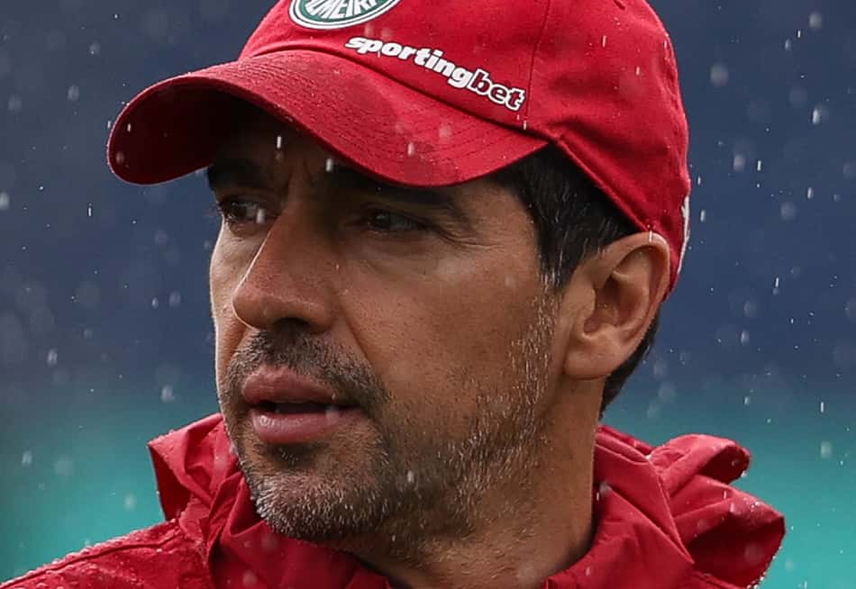 Abel Ferreira observa treino do Palmeiras