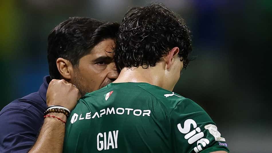 Abel Ferreira orienta Giay na goleada do Palmeiras sobre o Corinthians