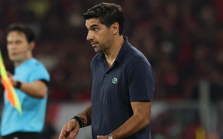 Conmebol define gancho de Abel Ferreira por expulsão em LDU x Palmeiras na Libertadores