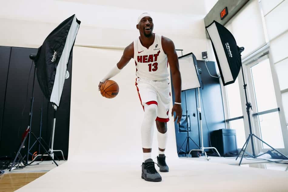 Bam Adebayo, número 13 do Miami Heat, posando durante o Media Day