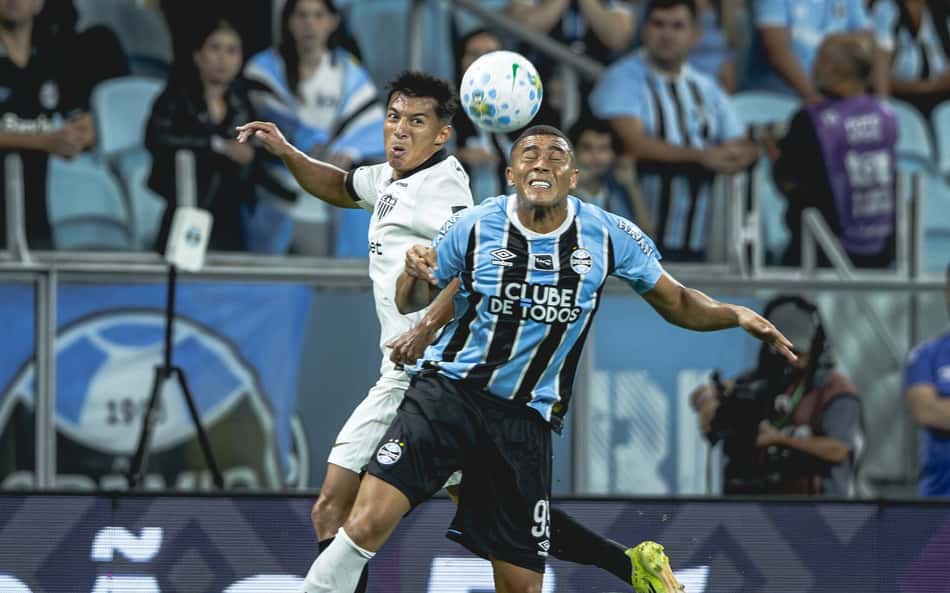 Alan Franco e Carlos Vinícius Foto: Pedro Souza / Atlético