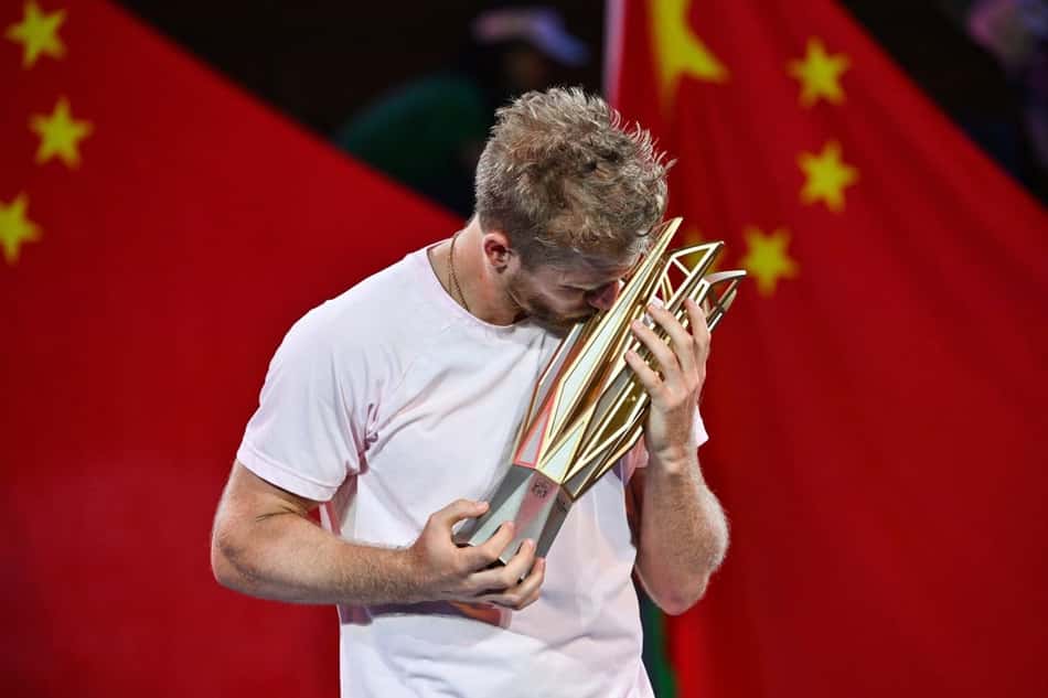Alejandro Fokina beija o troféu em Shanghai