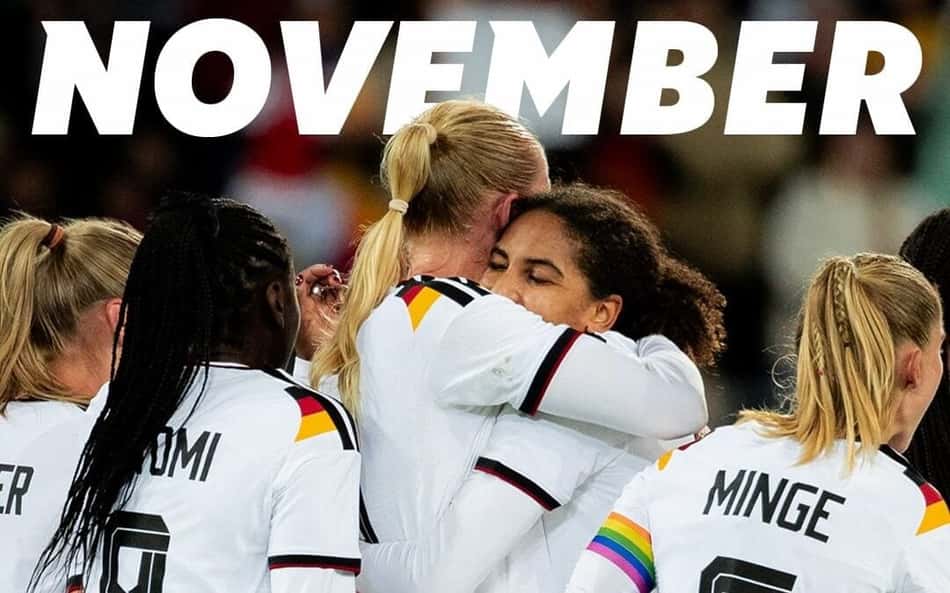 Seleção feminina da Alemanha se abraça em amistoso internacional de novembro contra o Peru.