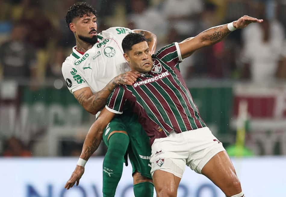 Alexander Barboza disputa a bola com Hulk no 2 a 1 do Palmeiras sobre o Fluminense