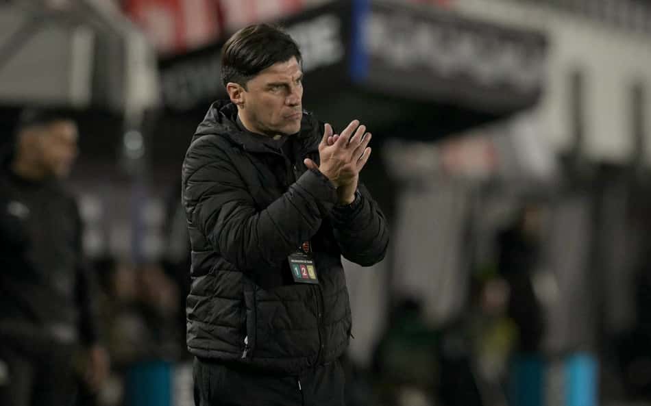 Alexander Medina aplaude Estudiantes no confronto com o Flamengo, pela Libertadores