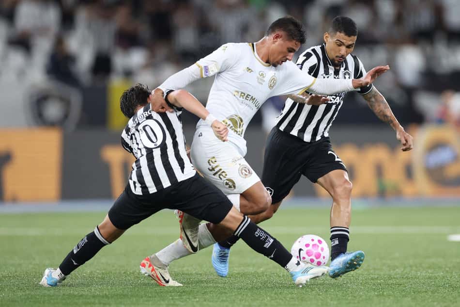 Allan (à direita) voltou a receber oportunidade no Botafogo