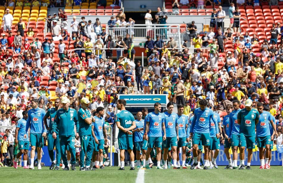 Ancelotti em campo com os jogadores da Seleção Brasileira durante treino na Austrália