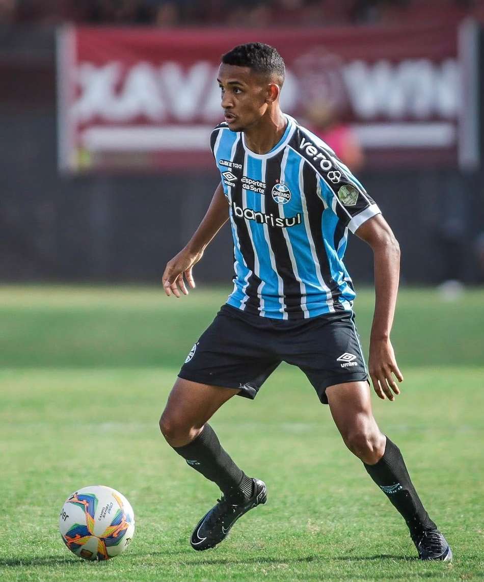ANDRÉ HENRIQUE EM AÇÃO PELO GRÊMIO EM CAMPO COM A BOLA NOS PÉS