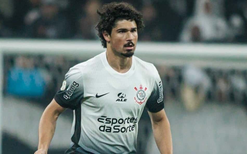 Jogador de futebol em camiseta branca com detalhes pretos, correndo em campo, com o escudo do Corinthians visível.