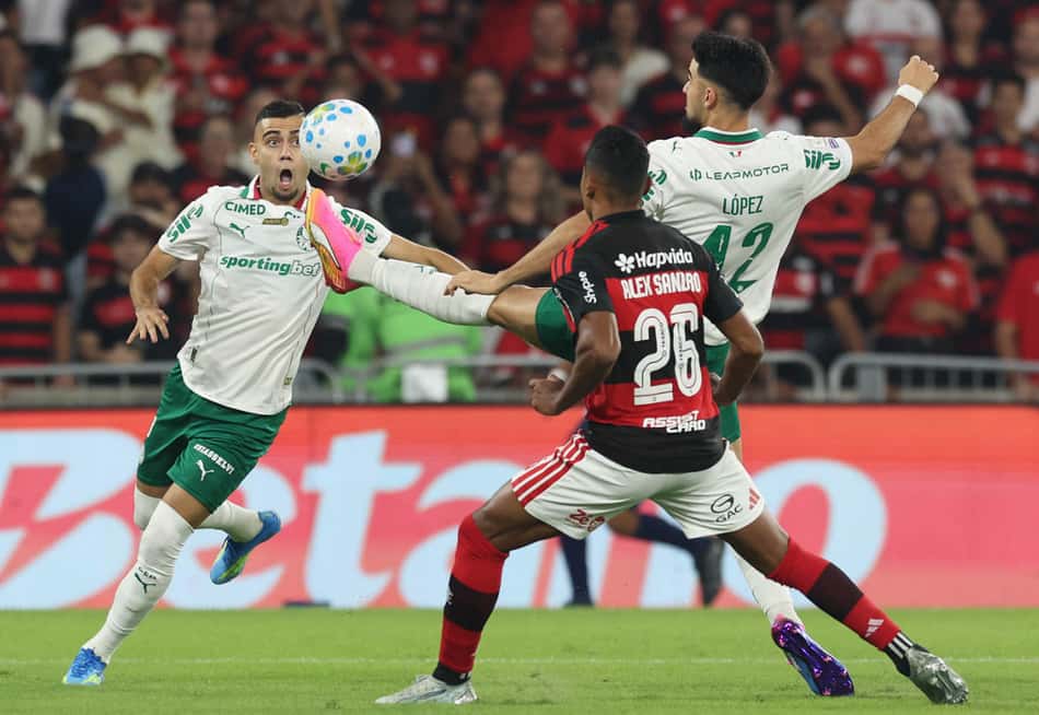 Andreas Pereira e Flaco López disputam a bola com Alexsandro no triunfo do Palmeiras sobre o Flamengo