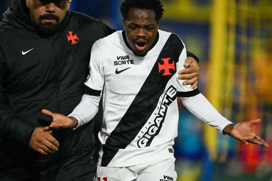 Andres Gomez deixa o campo irritado ao ser expulso contra o Boca Juniors pelo Vasco