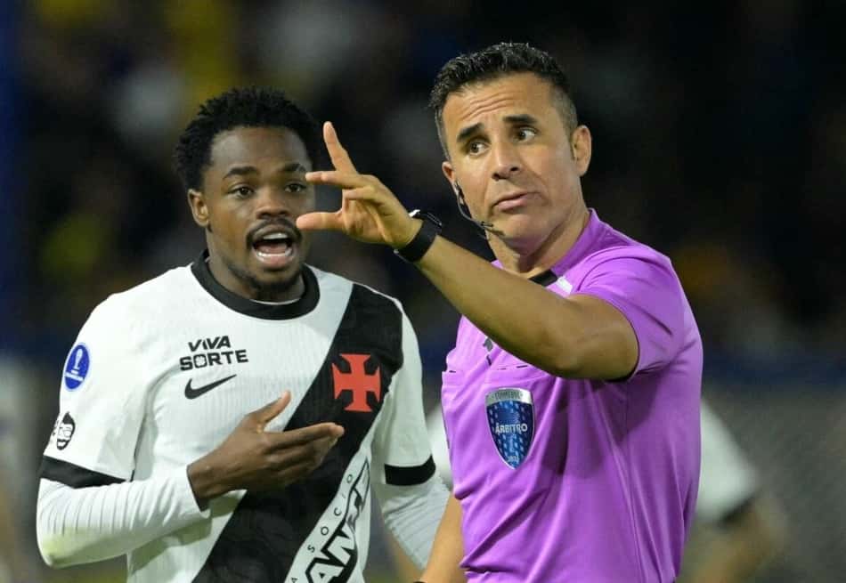 Andres Gomez reclama com o arbitro chileno Piero Maza