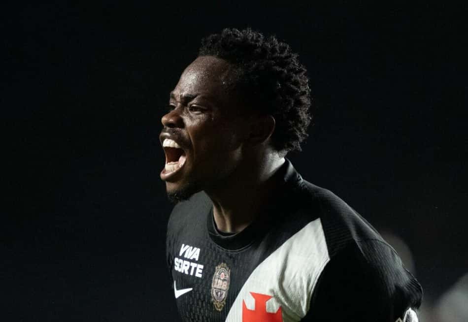 Andrés Gómez vibra com gol salvador para o Vasco diante do Vitória na Copa do Brasil