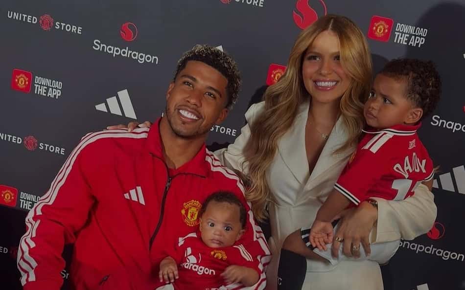 Andrey Santos com sua esposa Yngryd e seus dois filhos na apresentação no Manchester United