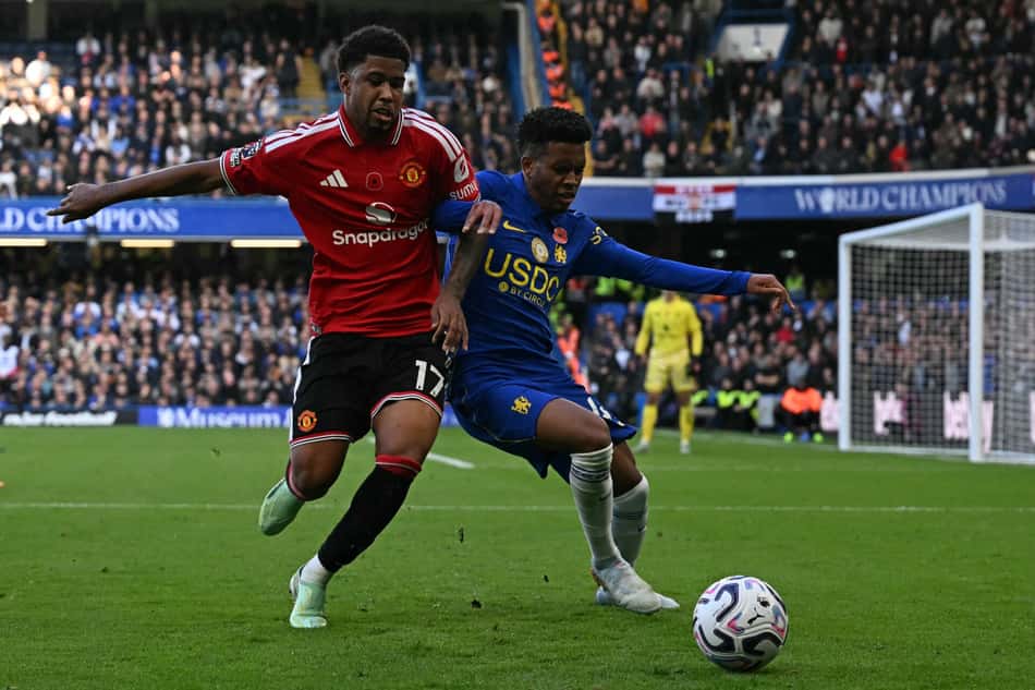 Andrey Santos e Estêvão disputam a bola em Chelsea x Manchester United