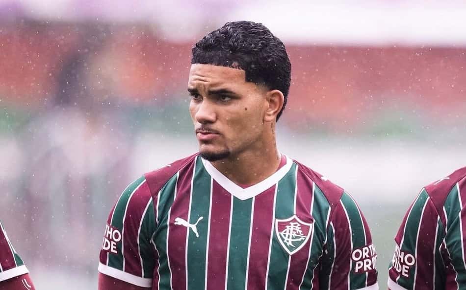 Andrey com a camisa do Fluminense