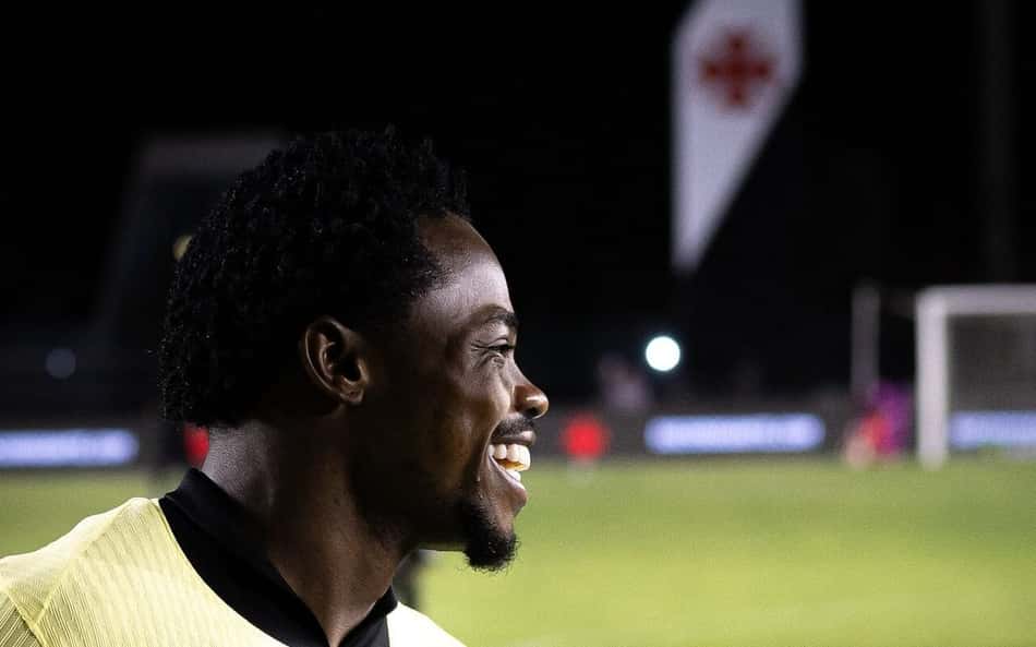 Andrés Gomez sorri na goleada do Vasco sobre o Coritiba