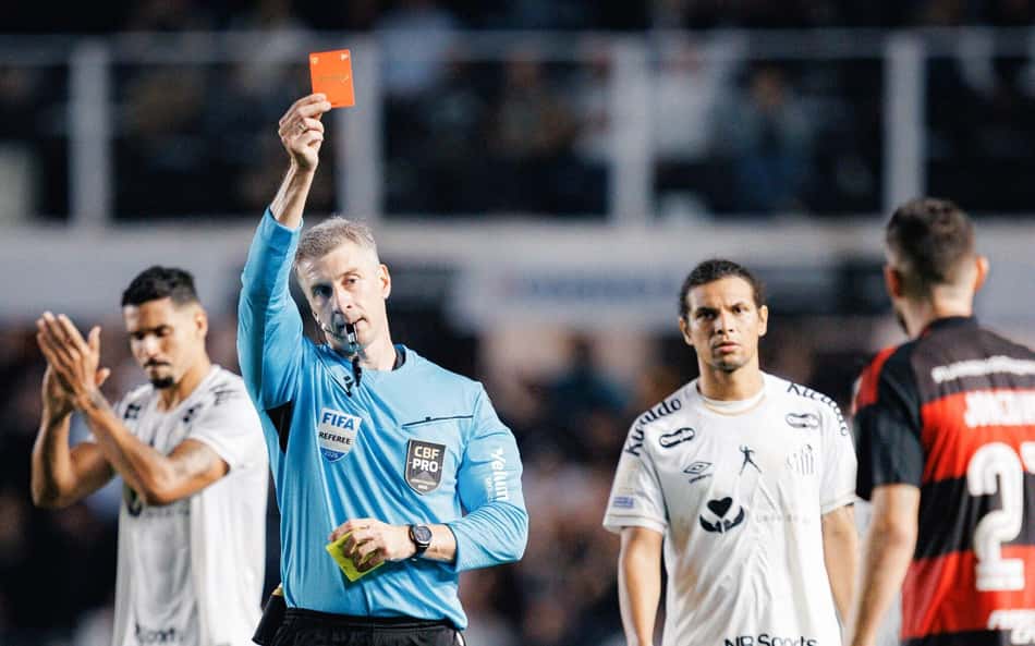 OPINIÃO: Flamengo tem razão para reclamar da arbitragem, mas também precisa se cobrar