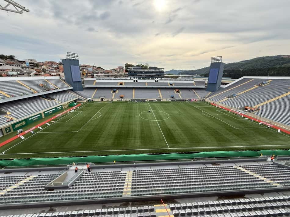 Arena Barueri: estádio de futebol com gramado verde e arquibancadas vazias.