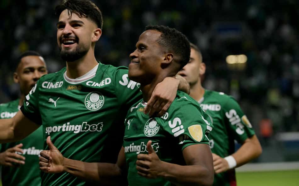 Arias comemora gol do Palmeiras ao lado de Flaco López contra o Junior Barranquilla (Foto: NELSON ALMEIDA / AFP)