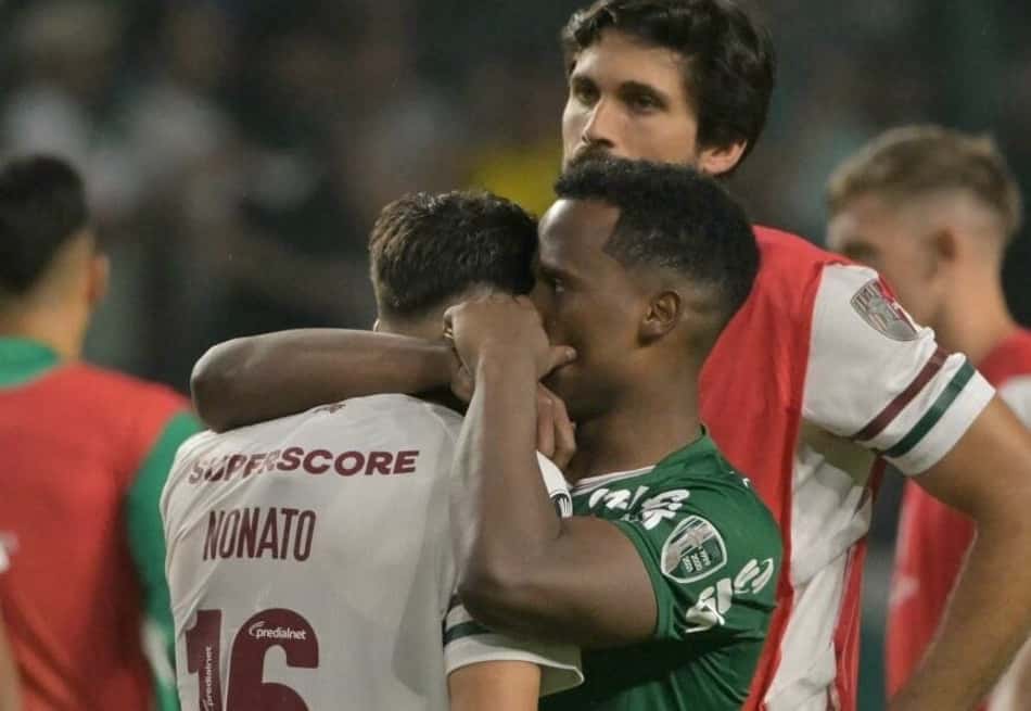 Arias consola Nonato, que perdeu pênalti na semifinal da Libertadores
