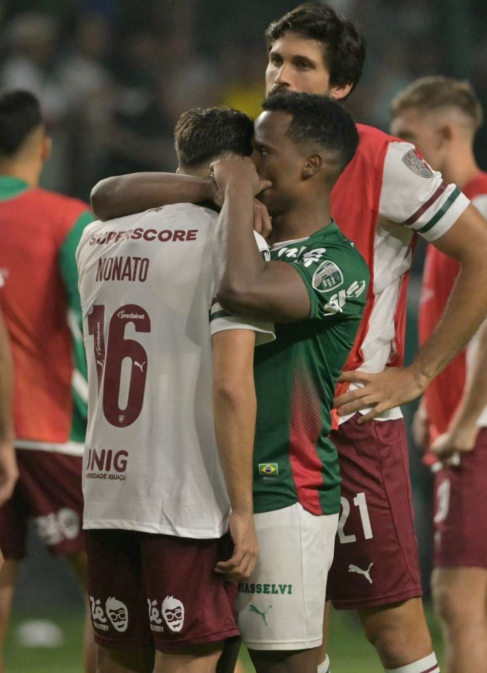 Arias consola Nonato, que perdeu pênalti na semifinal da Libertadores
